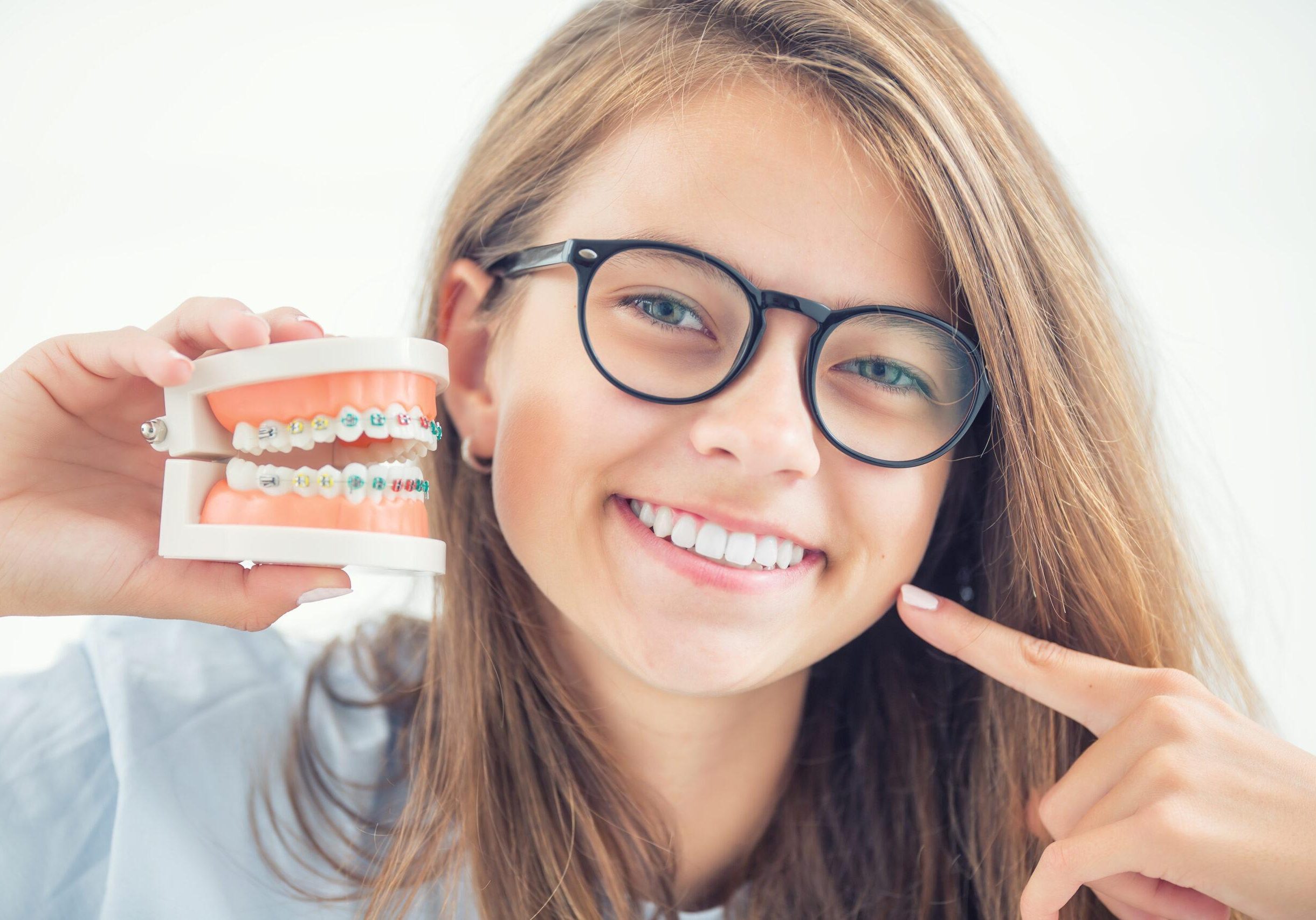 Model,Of,A,Dental,Braces,In,The,Hand,Of,A